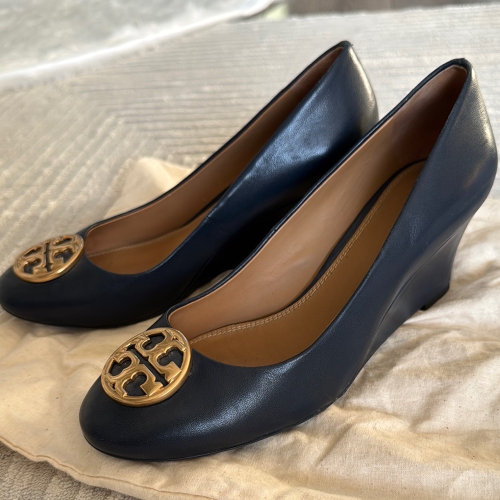Tory Burch Chelsea 65 Leather Wedge Pumps Navy - Picture 13 of 16